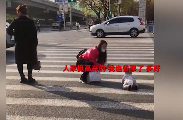 河北一女子将婴儿放在马路中央爬行，还得意拍照：玩得挺好，我还省事