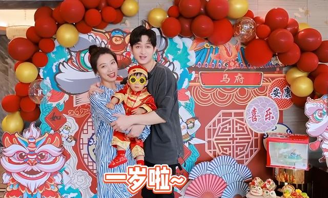 马可为儿子办豪华周岁宴，王丹妮全身名牌出镜！一条项链价值10万
