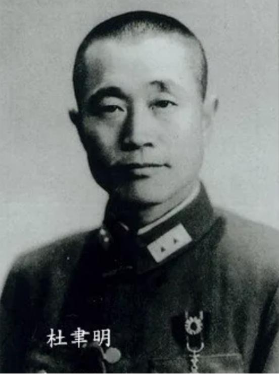 杨振宁见到杜聿明时称杜先生好，周总理笑了笑说：该叫岳父