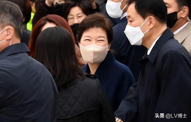 韩国政坛风云再起！文在寅公布退休计划，朴槿惠“重出江湖”