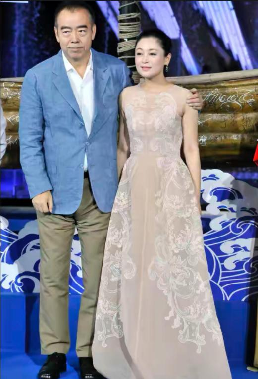 张艺谋岳母：比女婿小11岁无代沟，陪女儿走过“地下”10年无遗憾