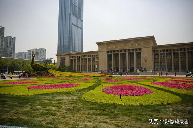 惊艳！石家庄“飞”来一只56米长“大孔雀”，开屏迎五一