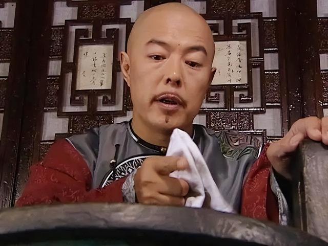 雍正去浙江视察，见大臣亲自给灾民发粥，回京后立刻举荐他升职