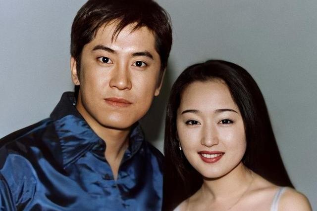 52岁毛宁商演捞金，搂富婆深情对唱，互动卖力被质疑整容