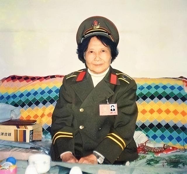 2013年，刘少奇前妻谢飞去世，一生未孕，养子为她选了骨灰堂86号