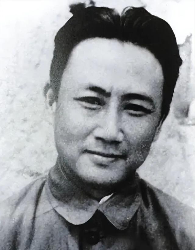 他曾是毛主席的副手，参与创建井冈山根据地，妻子是最早的女红军