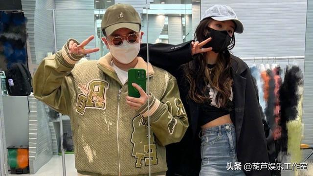 网曝杨幂张大大同游，逛公园踏春形影不离