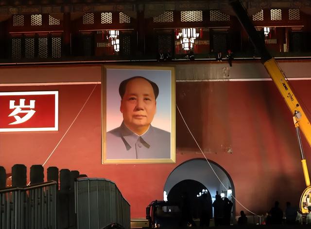 天安门城楼上，先后挂过12个人的画像，除了毛主席外，还有谁？