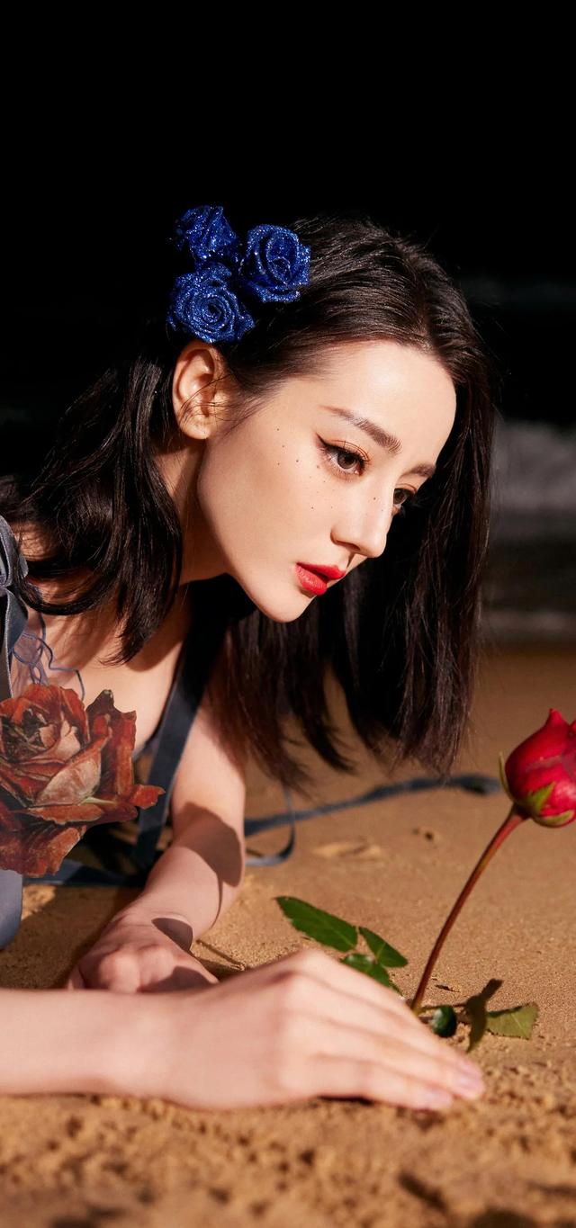 哇啊啊啊啊啊太好看了,眼神杀白色晚礼服真的很好看,这个女人什么颜色