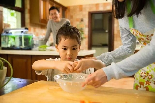 为什么孩子不会做饭？学校开设做饭课程背后，家长们又该做些什么
