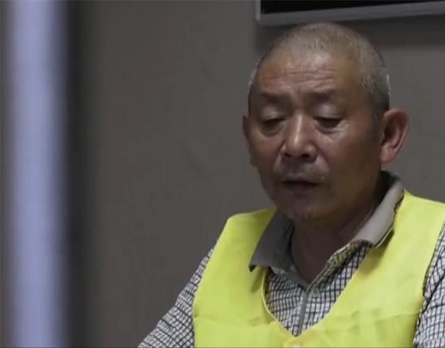 2019年，63岁老汉持刀捅死亲生儿子，毫不后悔还放言：他死了活该