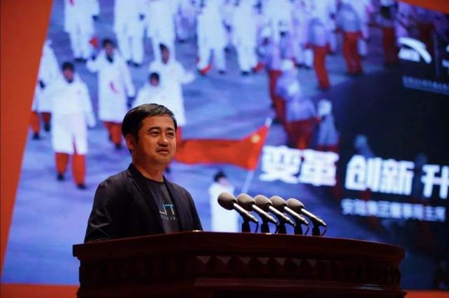谷爱凌背后的大赢家，当年带5百双球鞋北漂，如今跟哥哥平分2千亿
