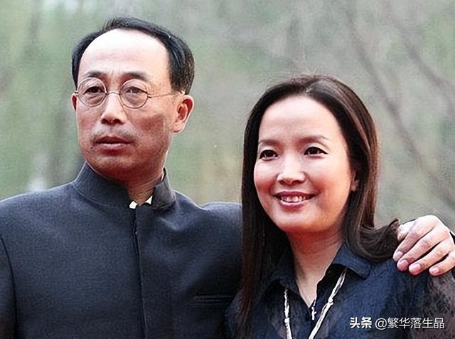 吕丽萍喜迎62岁生日，老公孙海英深情献花，两人感情甜蜜