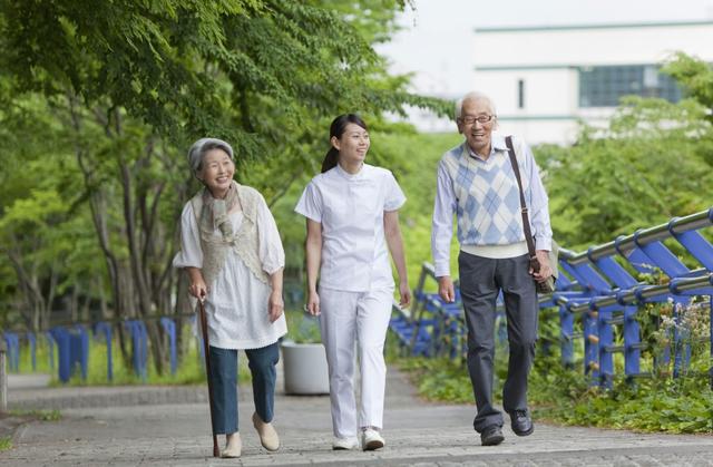 饭后散步，延年益寿，医生提醒：过了50岁，常做3件事或比散步好