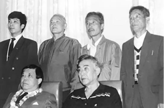 父亲生前打下千亿家产，20年蝉联首富，交给女儿5年败光资产成负