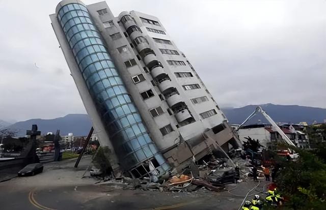 大震前兆？我国台湾8小时发生79次地震，路面出现10吨巨石