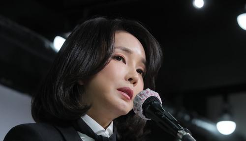 尹锡悦妻子：简历造假，被污蔑是“女招待”，曾允诺记者1亿酬劳