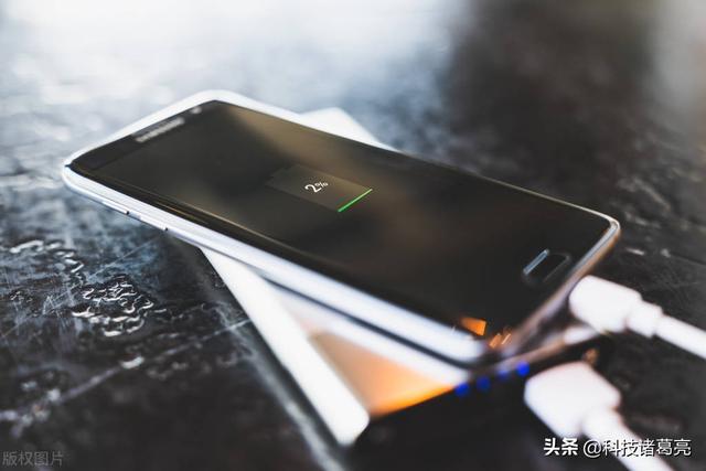 年轻人为什么不愿意换手机？得买个配置高的，赚钱不易！物尽其用