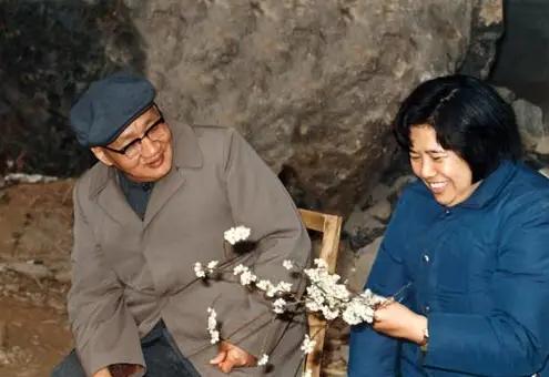 1930年，三子毛岸龙秘密入读大同幼儿园，留下此生唯一的两张照片