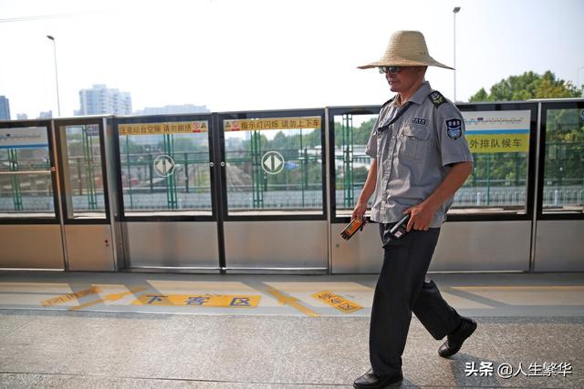 遇到挫折时要想想：当上帝关了这一扇门，一定会为你打开另一扇门