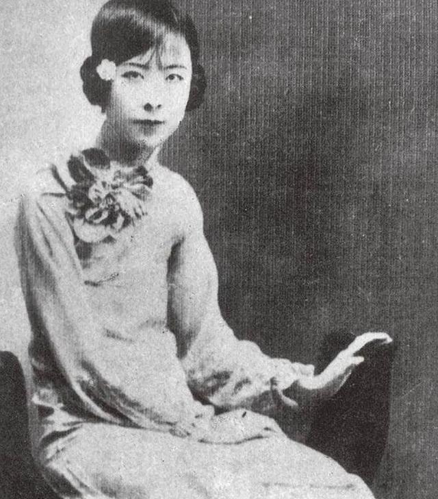 于凤至和赵一荻临终前，都交待为张学良留墓穴，张学良最后选择谁