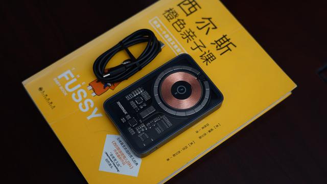 透明磁吸、15W无线快充：这款苹果手机MagSafe无线充电宝超有格调