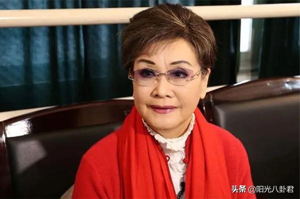 77岁李谷一第20次上春晚，背后的故事是沧桑，母女不亲、师生不和