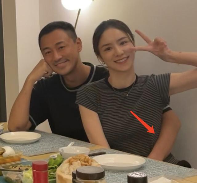 林峯一家三口出游，牵女儿小手小心呵护，与张馨月坐游船登对养眼
