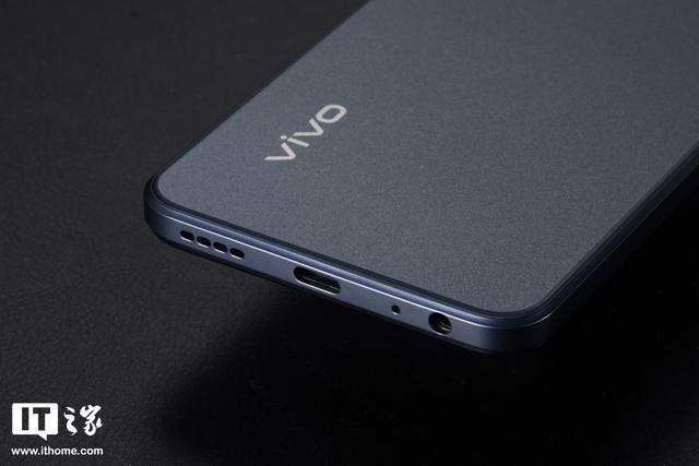 「IT之家开箱」vivo Y33s 5G 手机图赏：清蓝微光，经典深邃