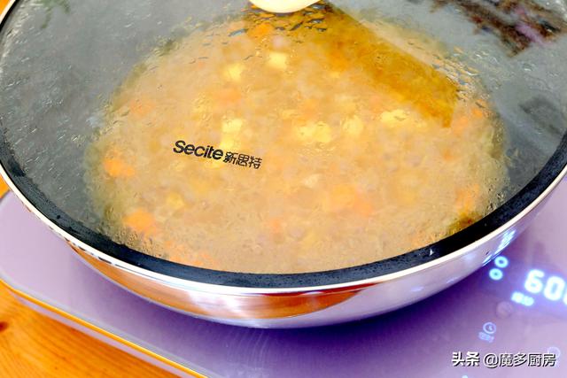 孩子要吃咖喱饭，妈妈做了份圣诞款咖喱牛肉蛋包饭，孩子特开心