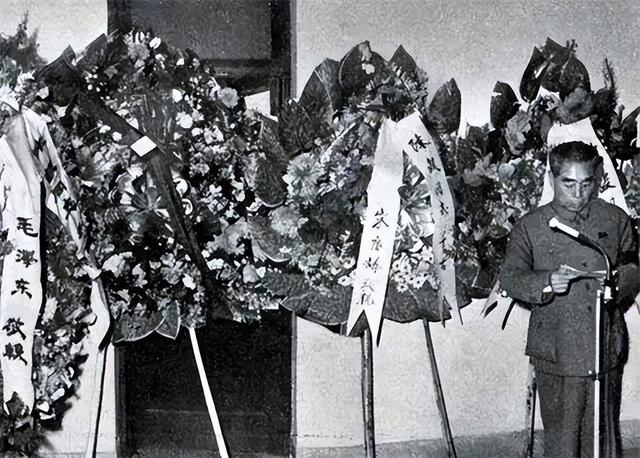 1972年，毛主席穿睡衣参加陈毅追悼会，遗孀眼含泪花：您怎么来了