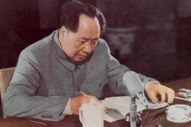 1962年，一封讣告送到中南海，毛泽东含泪：寄500，与我夫人同穴