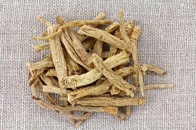 坚持饮用黄芪泡水，身体会有哪些好处？和3类中药搭配效果更佳