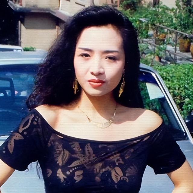 为胸部投保200万，为了爱情不结婚不生孩子，色情明星叶子楣的现状如何？
(图6)