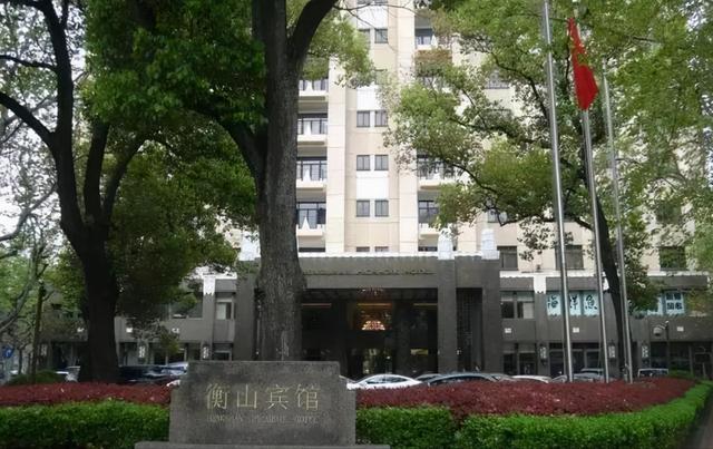 1971年外宾宴会上，国宝九龙杯离奇失踪，周总理安排魔术表演找回