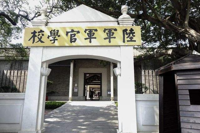 陈官庄全军覆没，杜聿明被俘后吐槽：邱疯子害了我