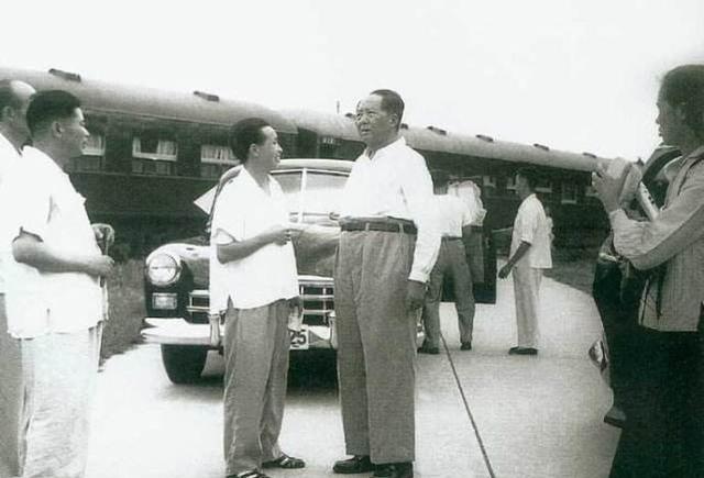 55年浙江一农民朝毛主席专列扔石头，被捕后，该如何处置？