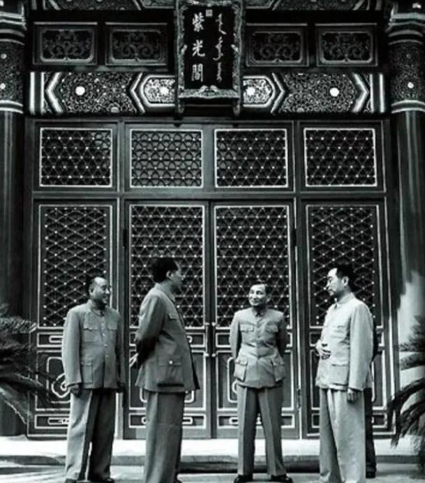 毛主席3次参观故宫城墙，为何却不肯踏进故宫半步？背后有何隐情