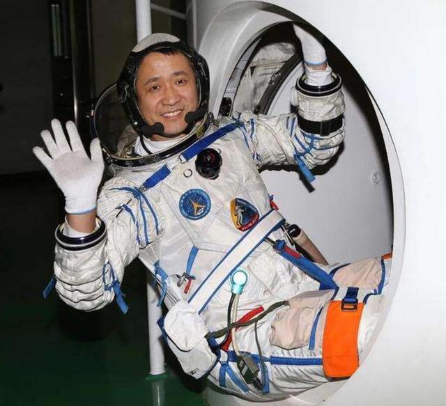 人类为何不再登月了？美国宇航员在月球上，看到了什么？