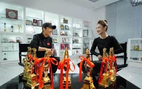 张艺谋妻子情人节发文示爱，为什么得到的不是祝福而是骂声？