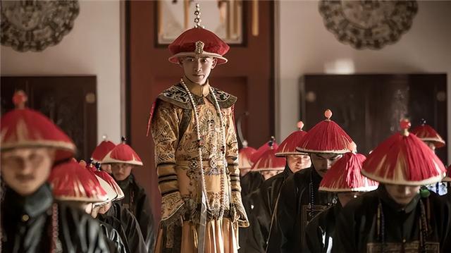 乾隆真实长相，被国外一画家偷偷还原，网友：和一位明星好像