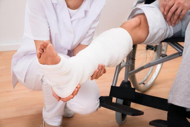 老人摔一跤就骨折？提醒：老人多补充2种营养，或降低33%骨折风险