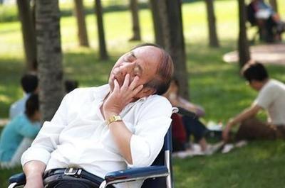 血糖偏高，饭后能“察觉”？提醒：若有这5种表现，及时查血糖