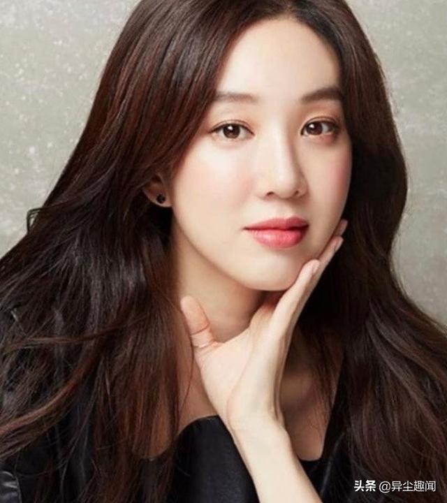 �ڶ���ѧ�ĺ�������Ů(����ѧ��Ů����������У����ϵ��ҵ����Ӣ���ǵ���ѧ��)