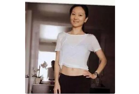 张艺谋岳母：比女婿小11岁无代沟，陪女儿走过“地下”10年无遗憾