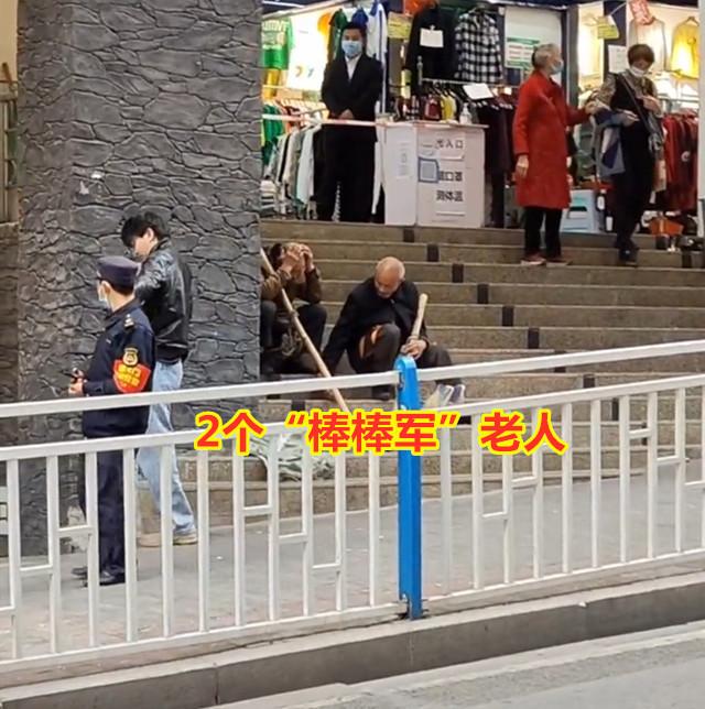 2个棒棒军老人坐路边等活：一脸希冀看着路人，生意惨淡满眼落寞