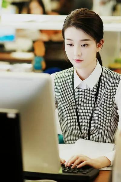 演技好、业务能力强，却捧不红的8位女星，杨幂张艺谋也带不动