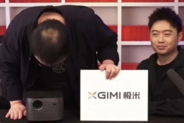 我从刘畊宏一条意外曝光的早年视频里，发现了他50岁爆红最大的资本…