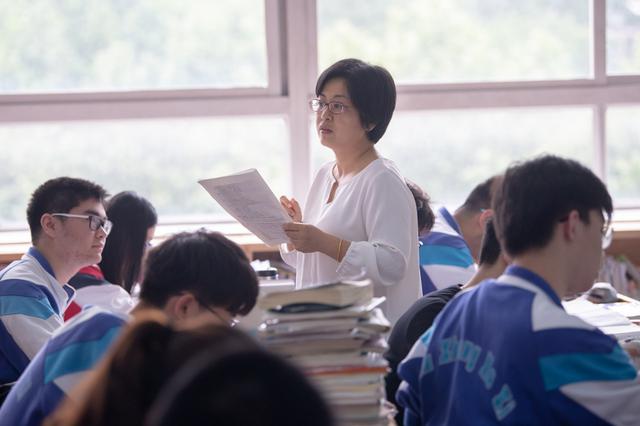 8名教师因教学成绩不佳，登上当地“黑榜”，网友褒贬不一