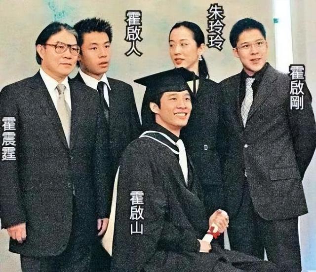霍启刚过母亲节，儿女们为郭晶晶献花，63岁的妈妈朱玲玲年轻漂亮